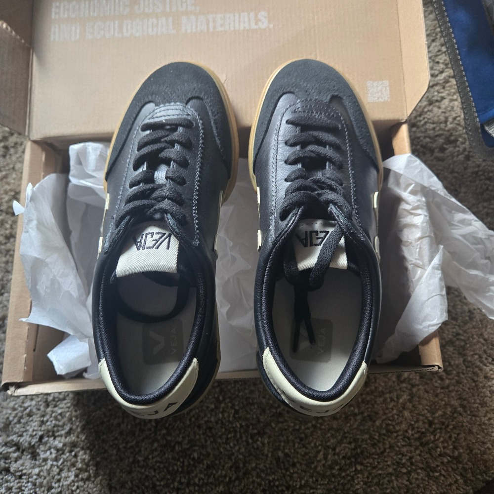 Veja Volley O.T.‎ Leather Sneakers Womens 6 Black Pierre new in box Gum Sole